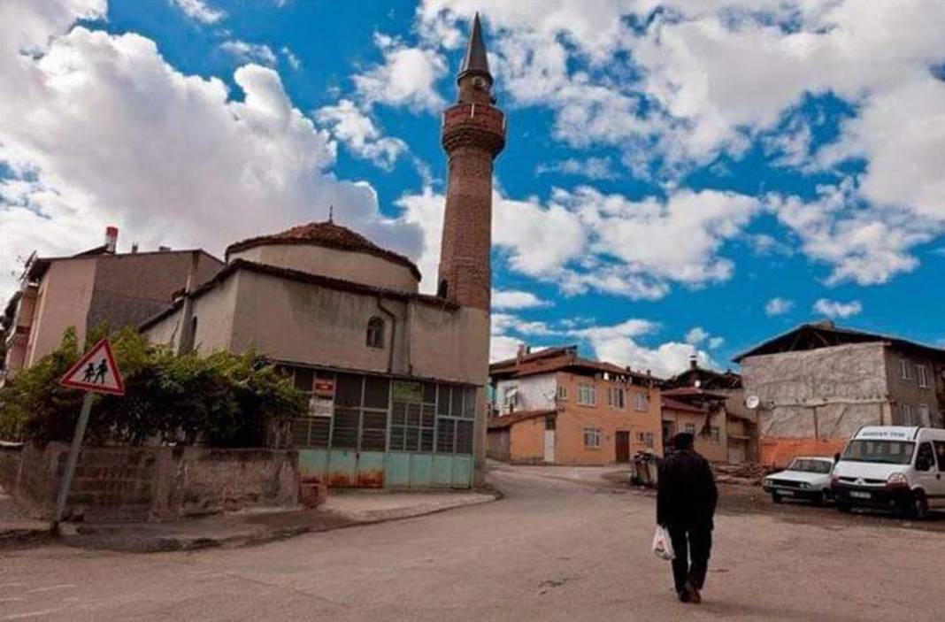 Sıvalar kazınınca ortaya çıktı! 500 yıllık caminin duvarlarında şaşırtan taşlar 10