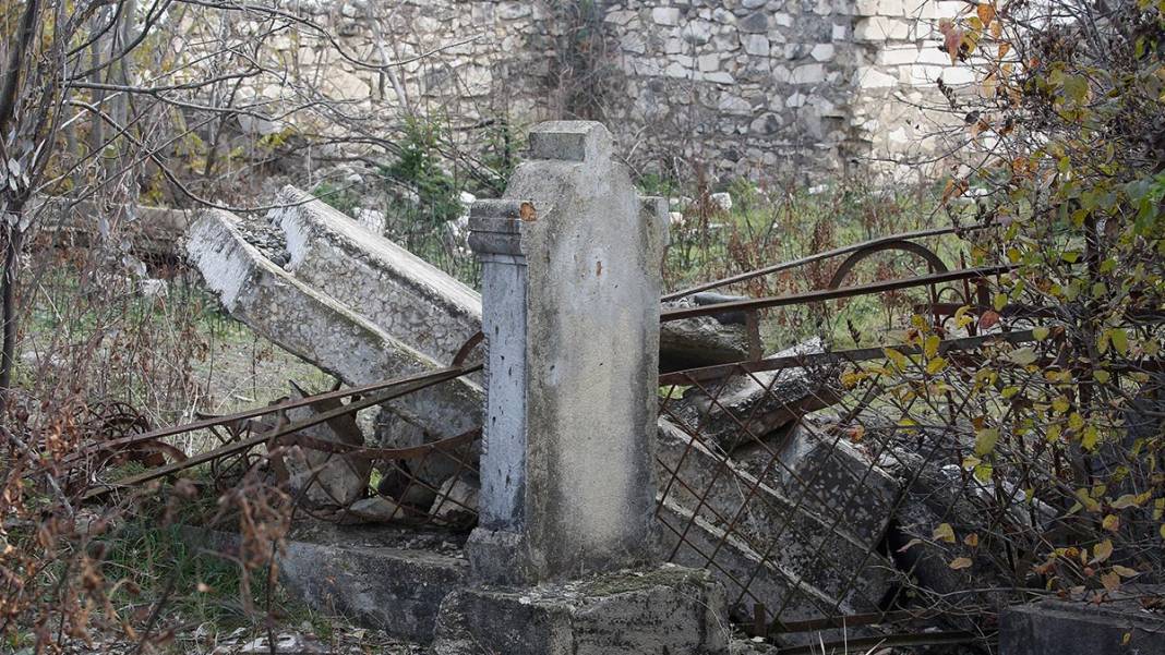 Karabağ'daki tarihi camiden sadece minare kaidesi kaldı 2