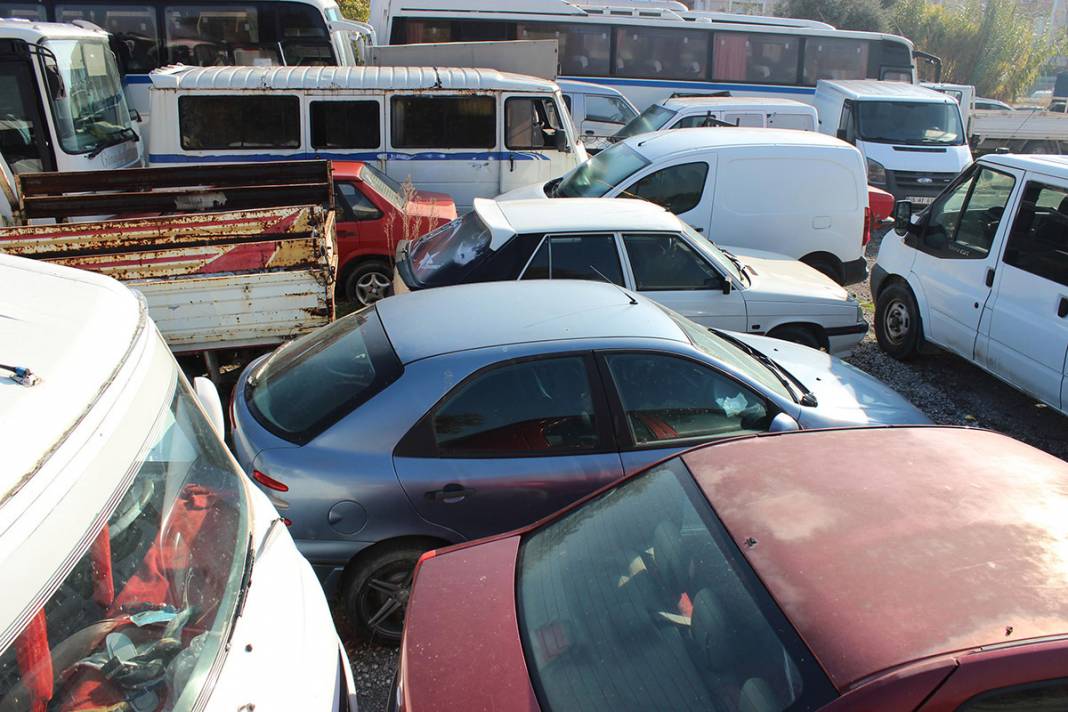 Piyasa değeri dudak uçuklatıyor! Milyonluk araçlar çürümeye terk edildi 4