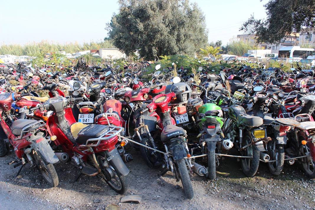 Piyasa değeri dudak uçuklatıyor! Milyonluk araçlar çürümeye terk edildi 5