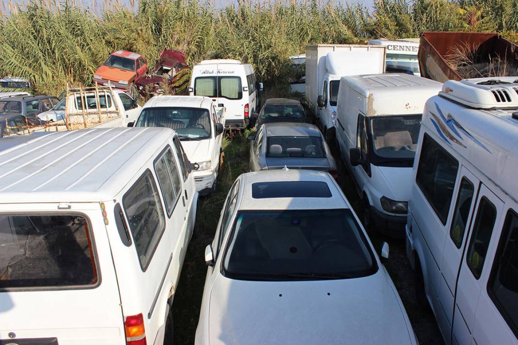Piyasa değeri dudak uçuklatıyor! Milyonluk araçlar çürümeye terk edildi 6