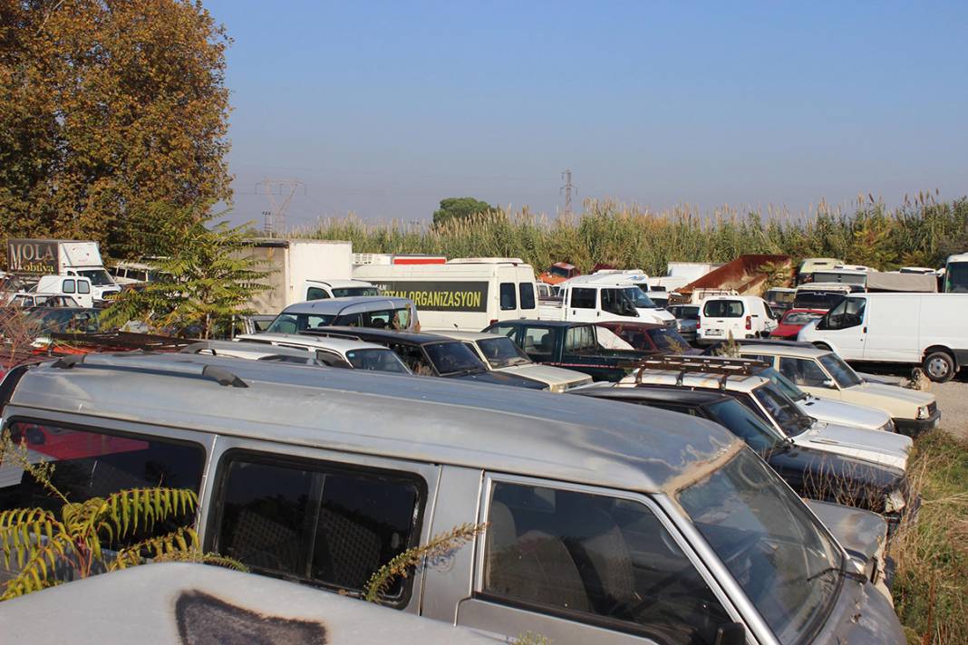 Piyasa değeri dudak uçuklatıyor! Milyonluk araçlar çürümeye terk edildi 7