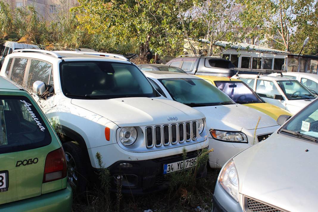Piyasa değeri dudak uçuklatıyor! Milyonluk araçlar çürümeye terk edildi 8