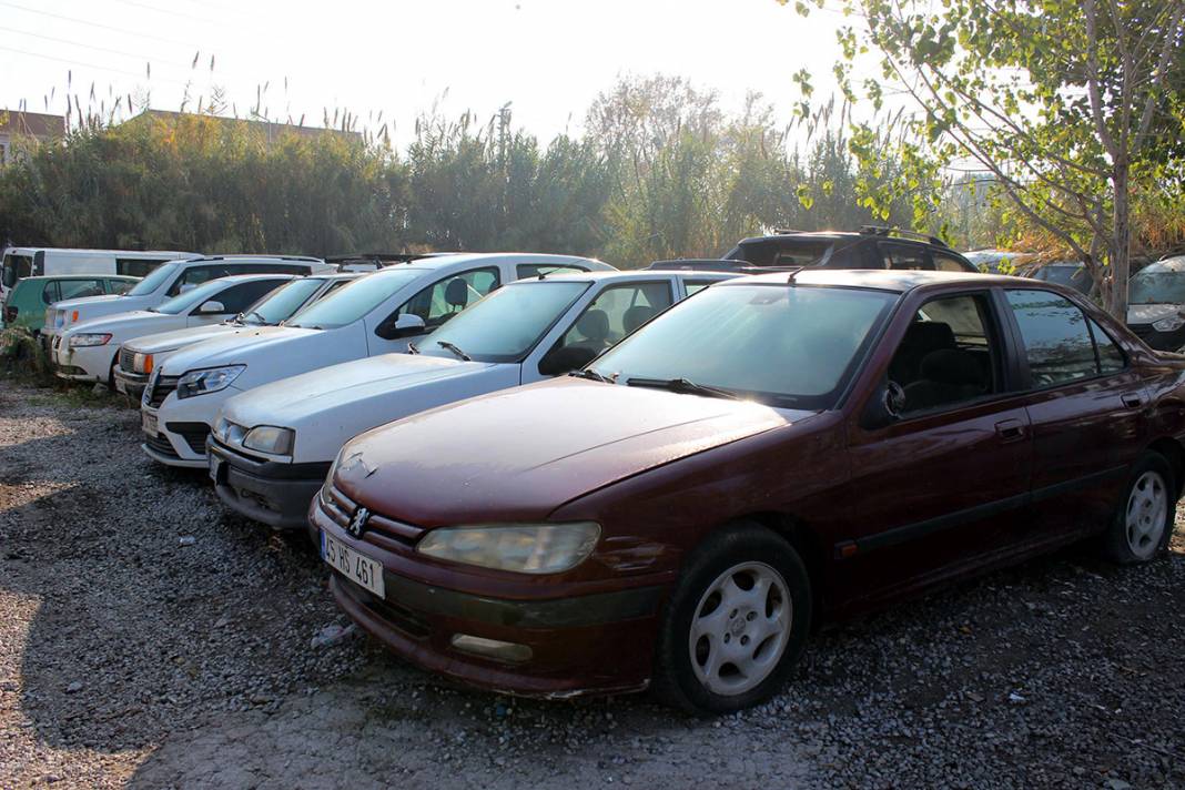 Piyasa değeri dudak uçuklatıyor! Milyonluk araçlar çürümeye terk edildi 9