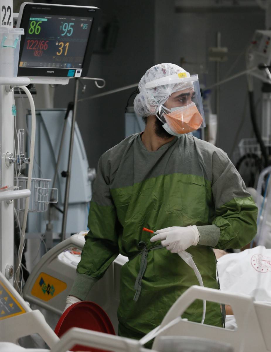 Sağlık çalışanları isyan etti: Gerçekten çok yorulduk, yalvarıyoruz tedbirlere uyun! 9