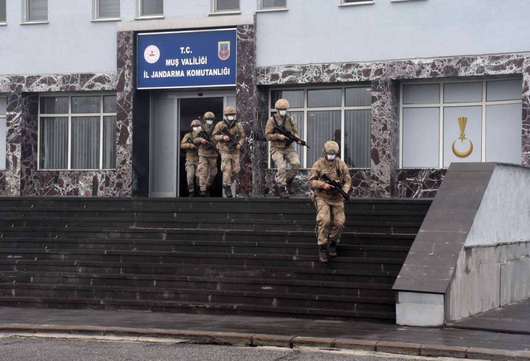 Muş merkezli 3 ilde silah kaçakçılarına operasyon! 1