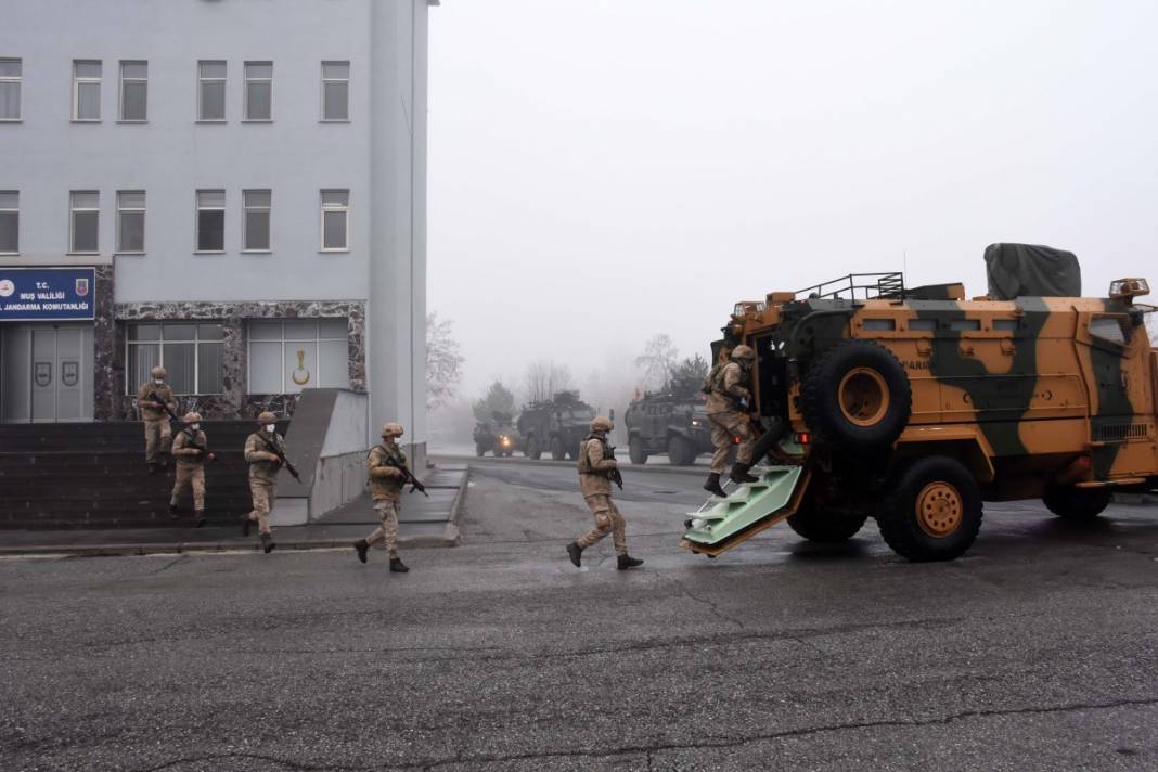 Muş merkezli 3 ilde silah kaçakçılarına operasyon! 2