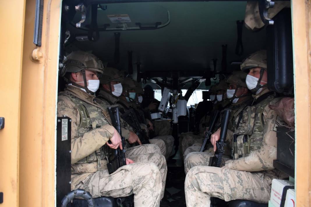 Muş merkezli 3 ilde silah kaçakçılarına operasyon! 4