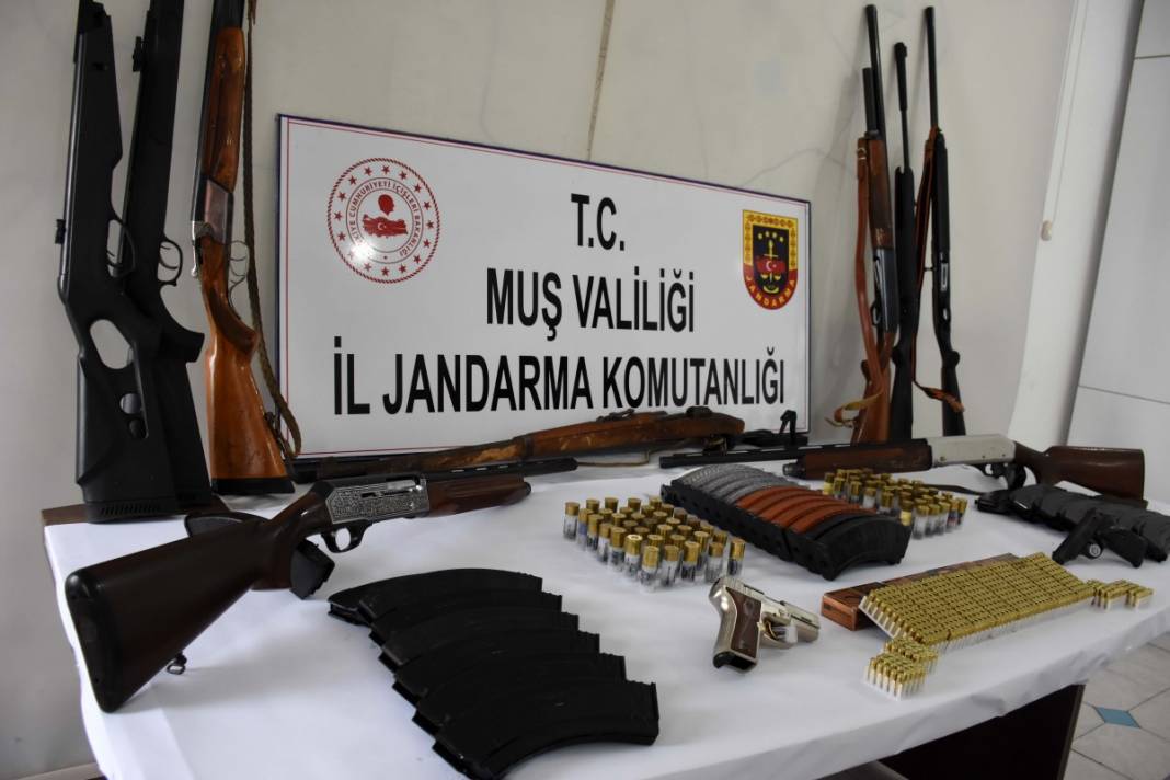 Muş merkezli 3 ilde silah kaçakçılarına operasyon! 12