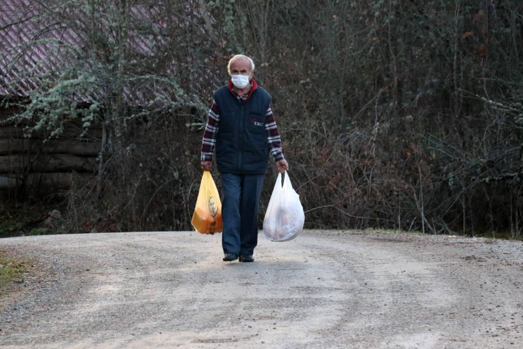 Havyan dostları için her gün 10 kilometre yürüyor 10