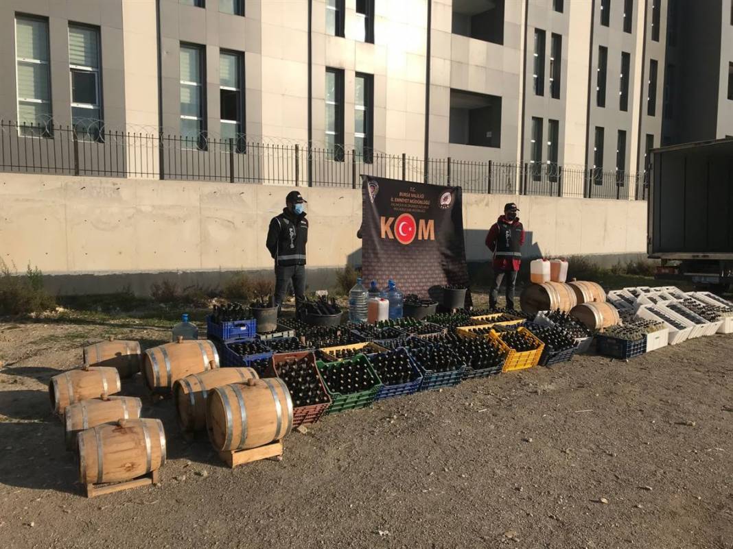 Sahte içki çiftliği! Tam 10 ton ele geçirildi 1