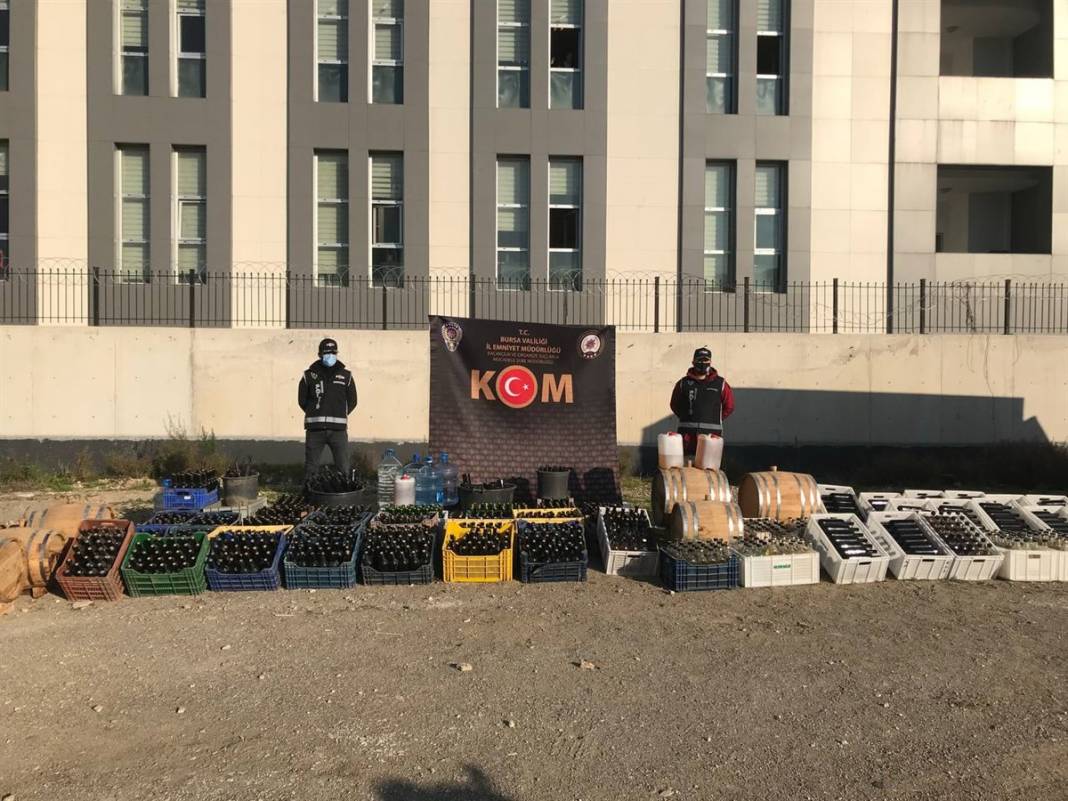 Sahte içki çiftliği! Tam 10 ton ele geçirildi 2