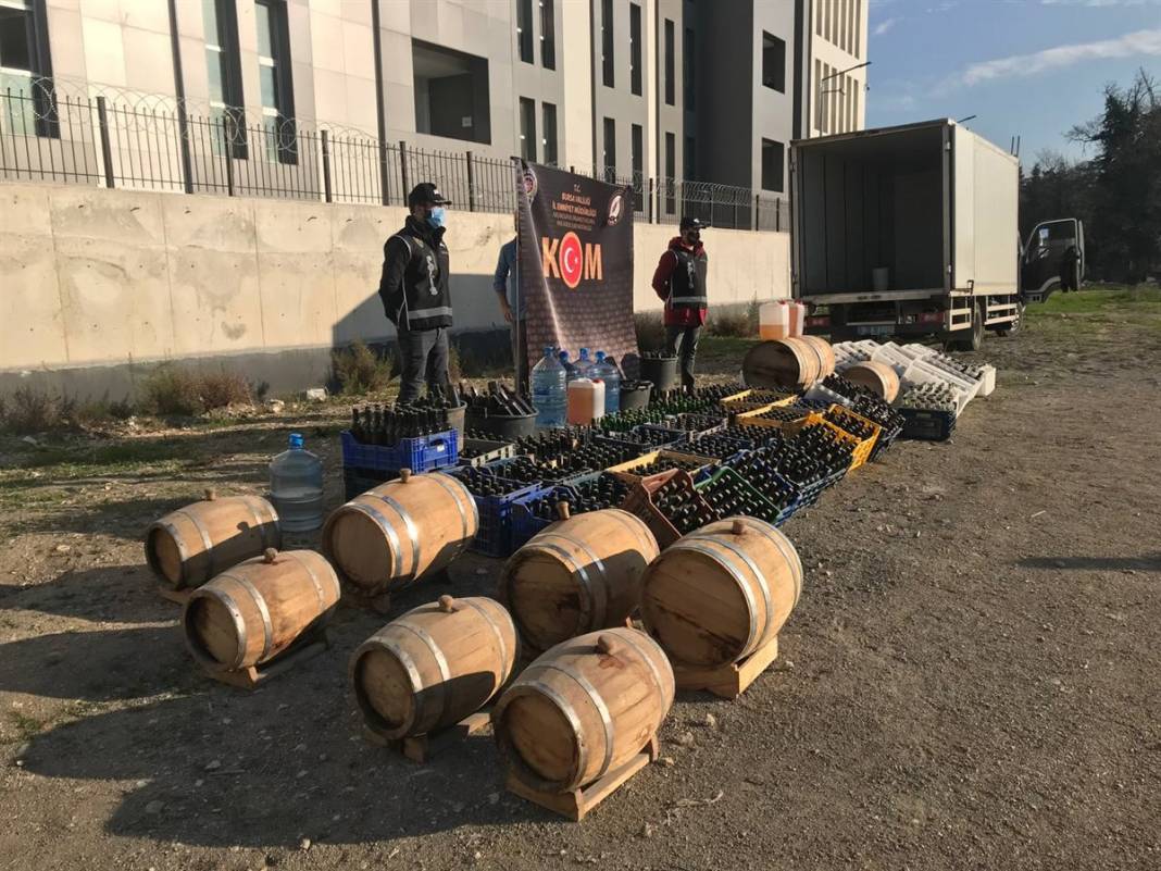 Sahte içki çiftliği! Tam 10 ton ele geçirildi 3