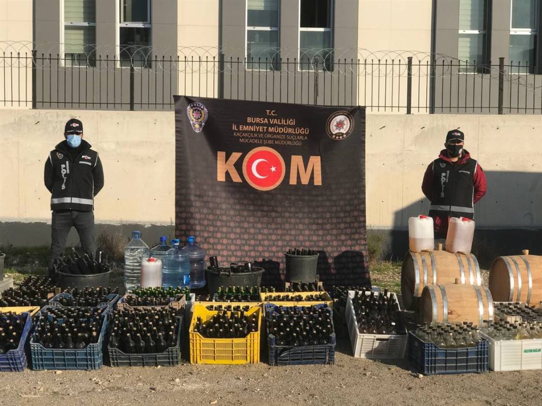 Sahte içki çiftliği! Tam 10 ton ele geçirildi 4