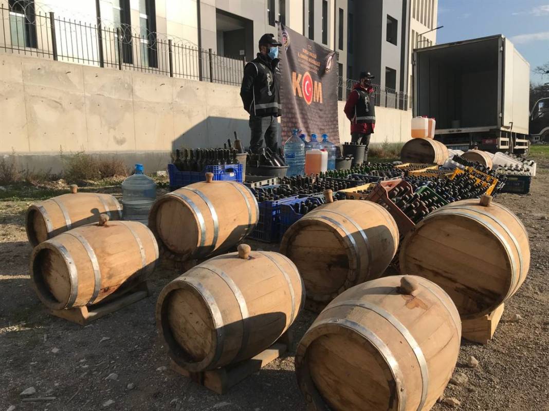 Sahte içki çiftliği! Tam 10 ton ele geçirildi 5