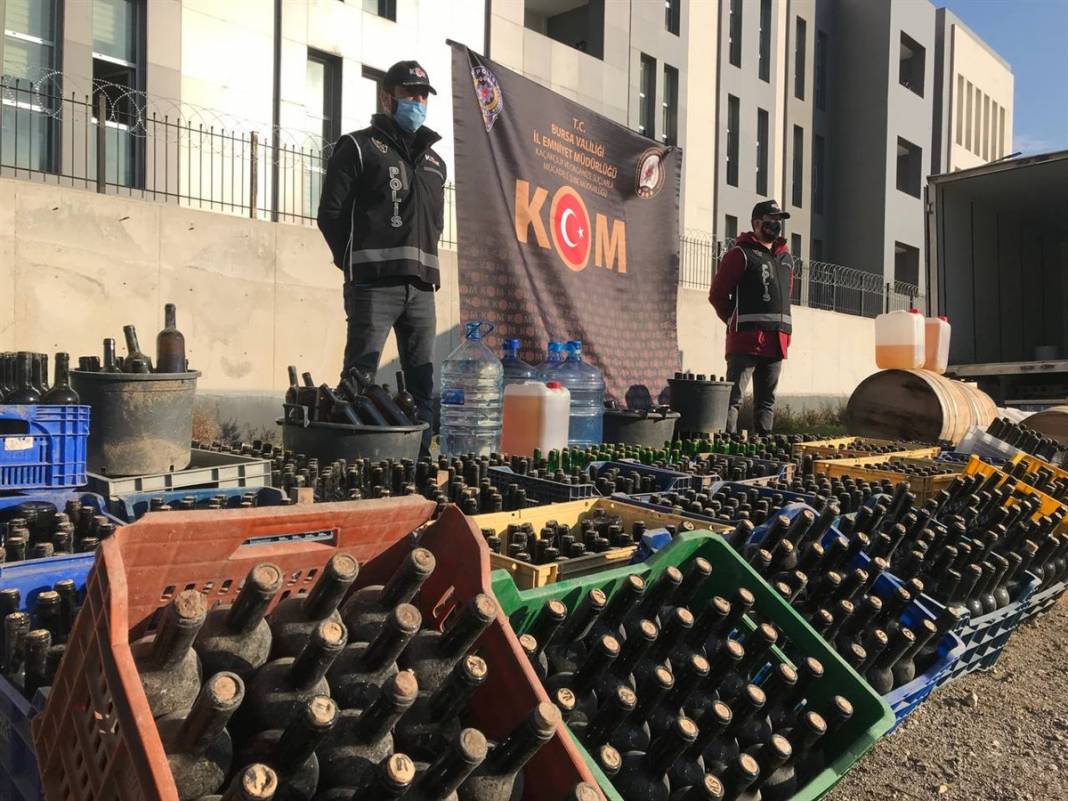 Sahte içki çiftliği! Tam 10 ton ele geçirildi 6