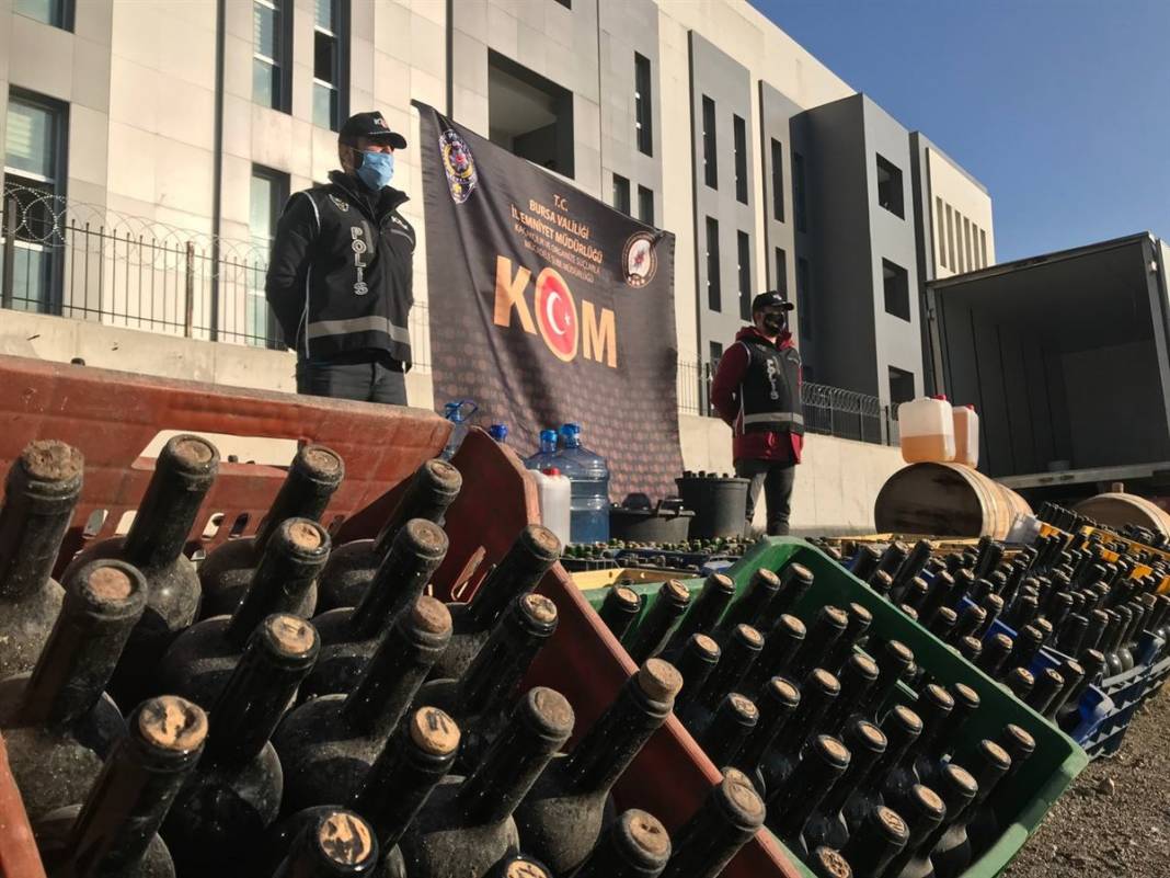 Sahte içki çiftliği! Tam 10 ton ele geçirildi 7