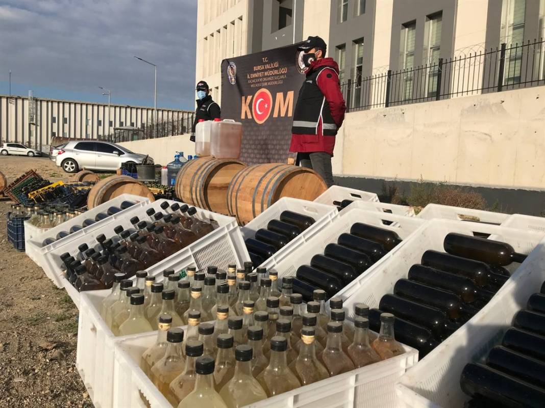 Sahte içki çiftliği! Tam 10 ton ele geçirildi 8