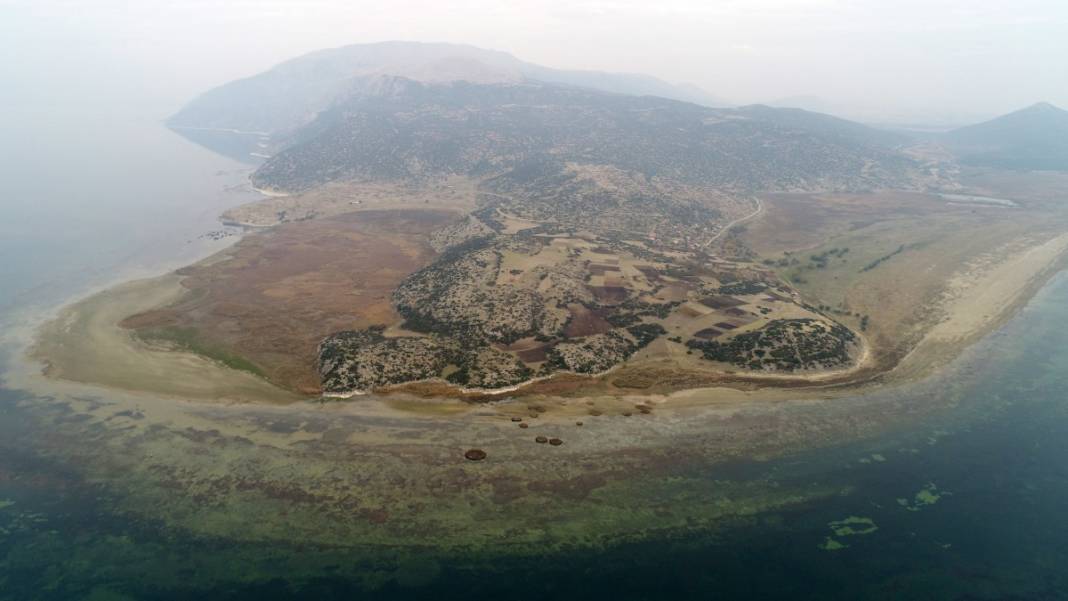 Can çekişen Eğirdir Gölü ikiye ayrılabilir! 2