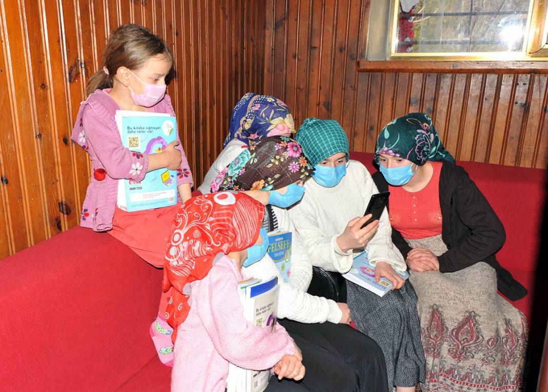 1 telefon 7 kardeş... Ne bilgisayarları var ne de tabletleri 4