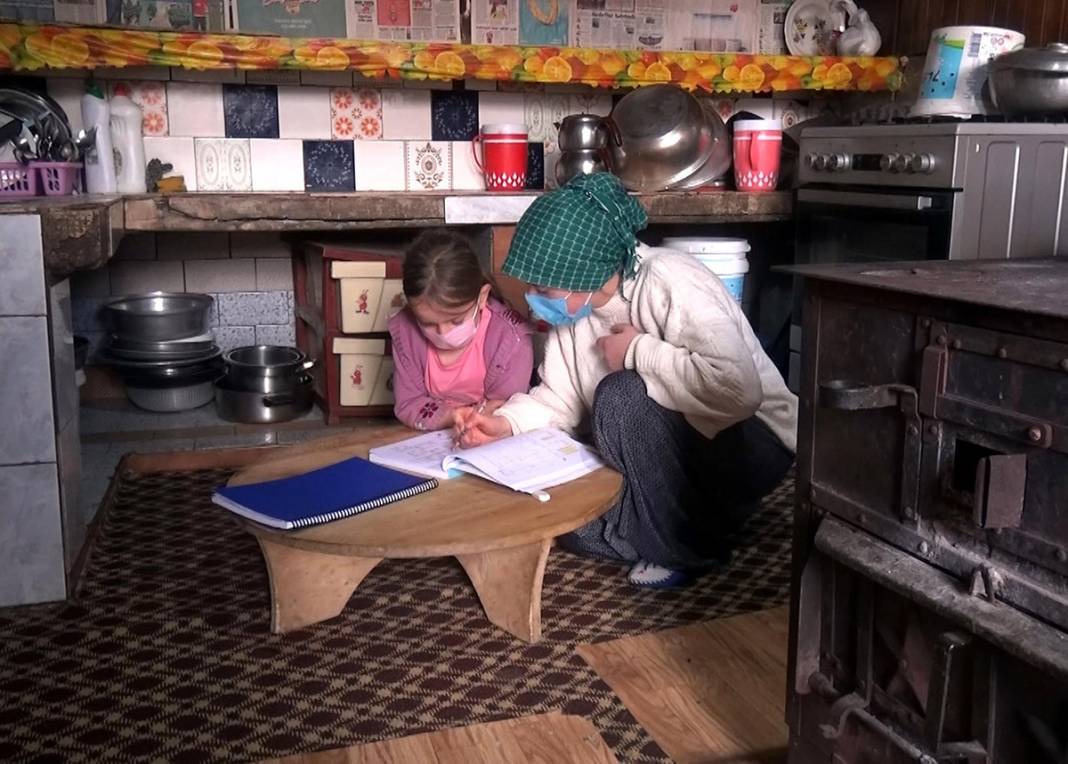 1 telefon 7 kardeş... Ne bilgisayarları var ne de tabletleri 7