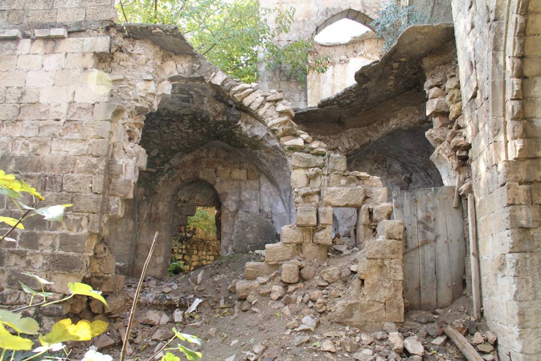 Bin yıllık eser can çekişiyor! Yağmur sonrası çöktü 1