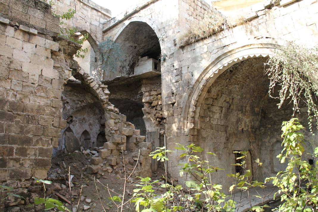 Bin yıllık eser can çekişiyor! Yağmur sonrası çöktü 2