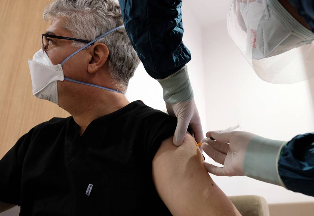 Sağlık çalışanlarına aşılama başladı 10