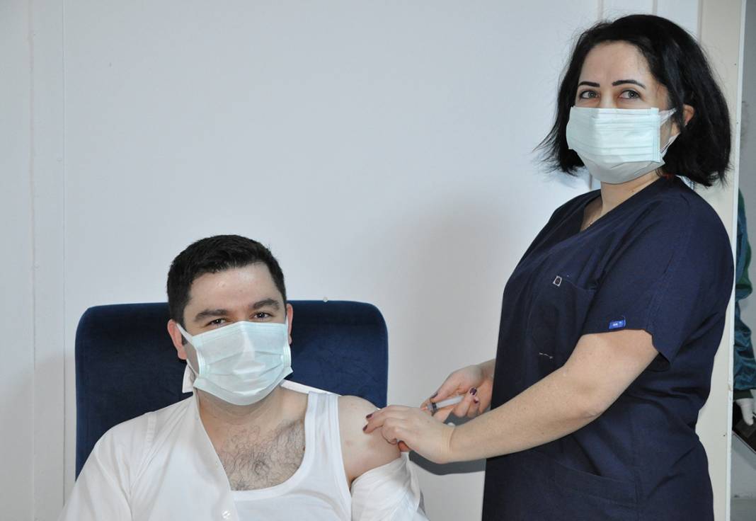 Sağlık çalışanlarına aşılama başladı 11