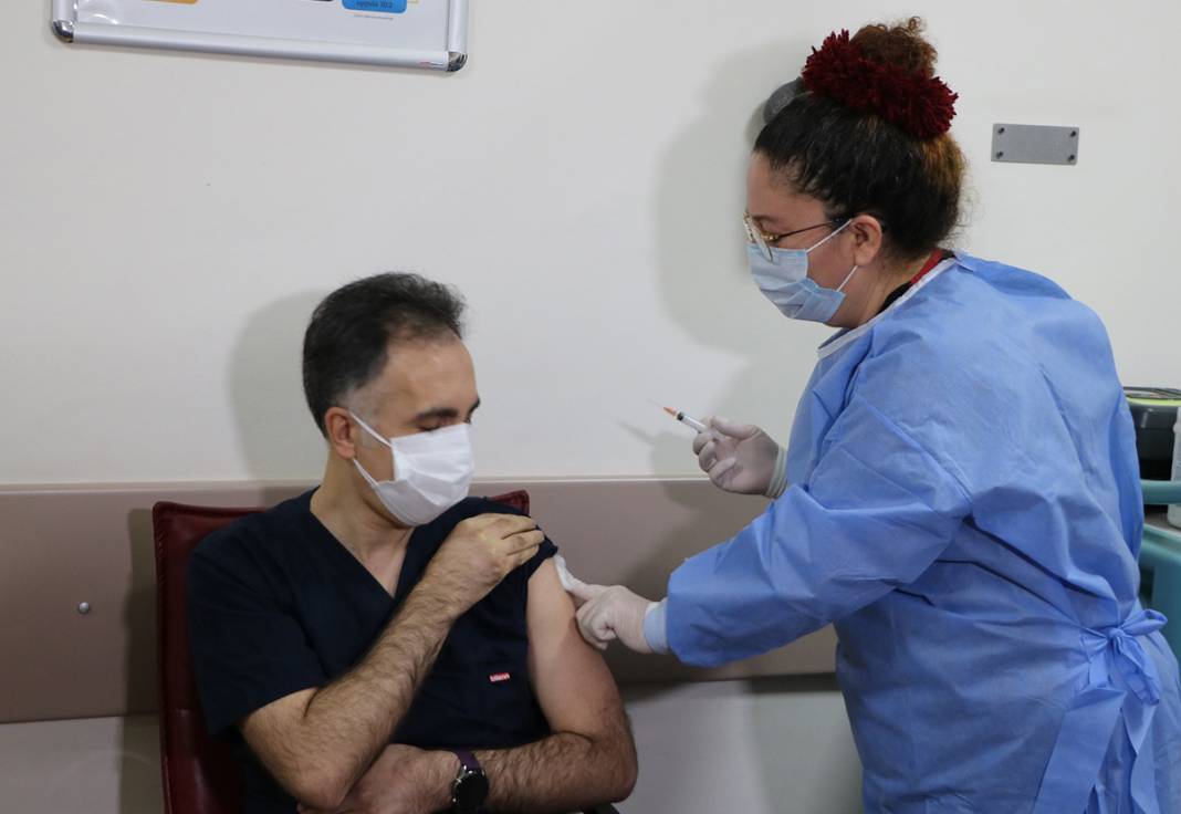 Sağlık çalışanlarına aşılama başladı 12