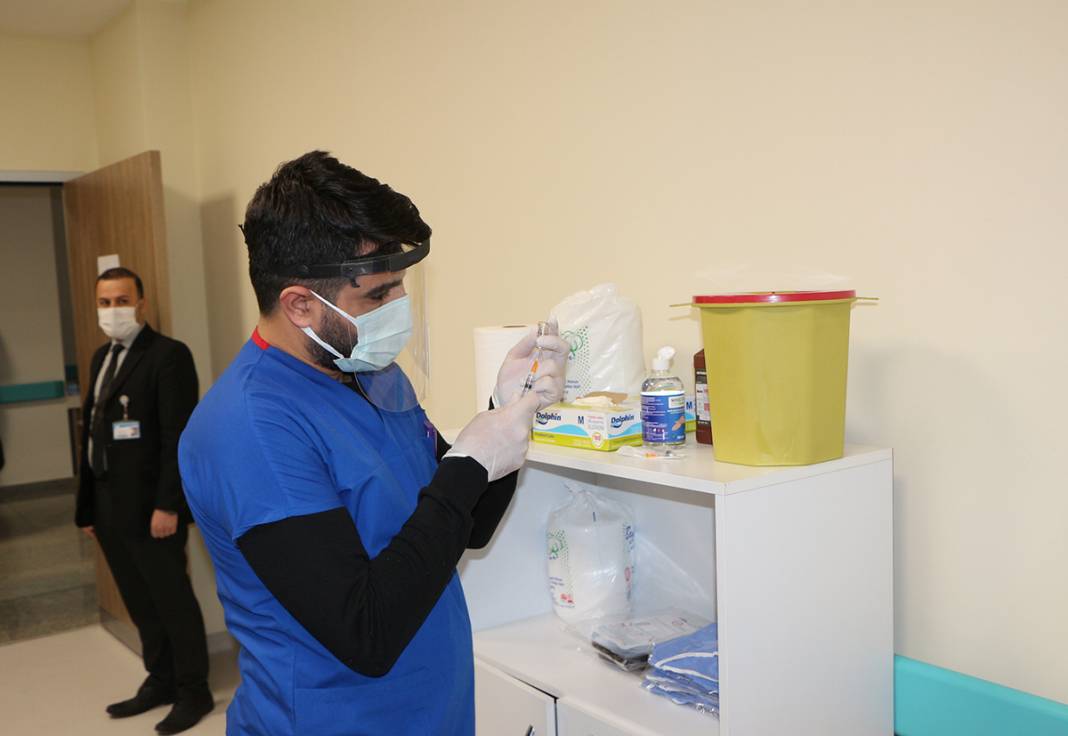 Sağlık çalışanlarına aşılama başladı 14