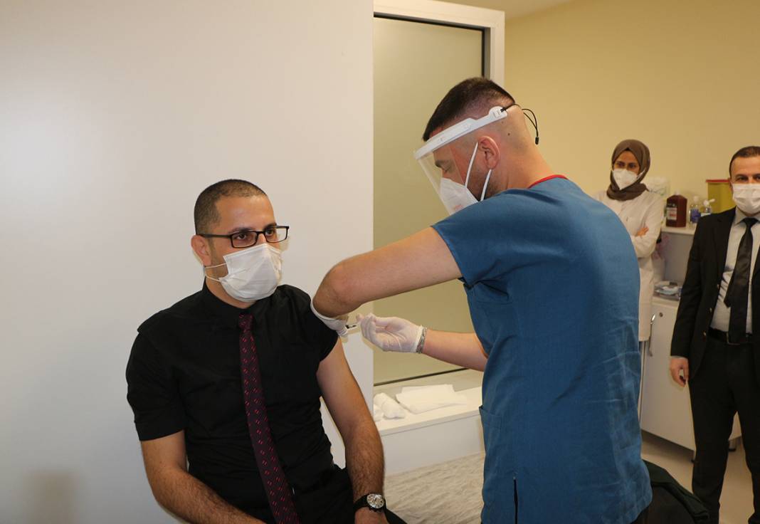 Sağlık çalışanlarına aşılama başladı 15