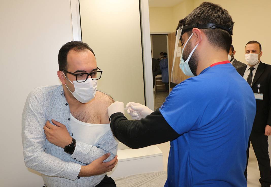 Sağlık çalışanlarına aşılama başladı 16