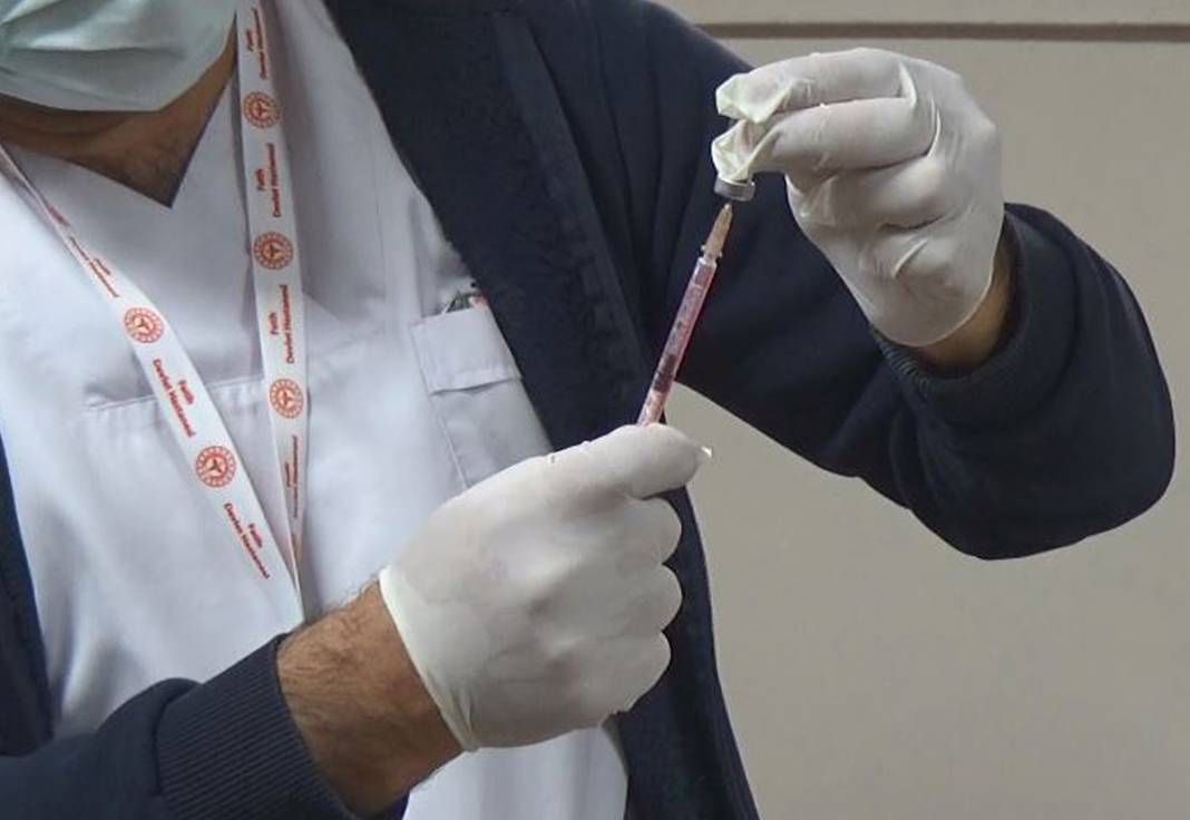 Sağlık çalışanlarına aşılama başladı 17