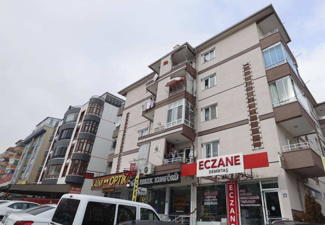 Hücre evine baskından böyle kaçtı: Üst komşunuzum, asma budarken düştüm 9