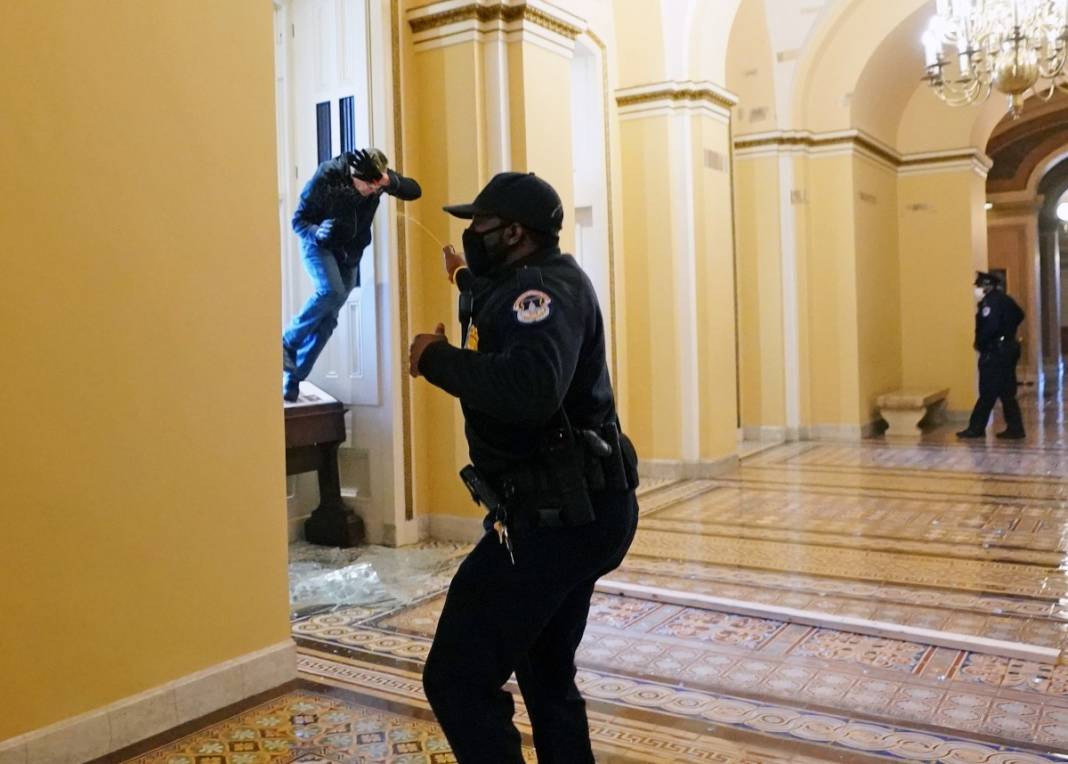 Trump ateşi! Kongre'yi bastılar, polisle çatıştılar 4
