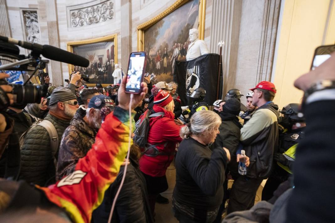 Trump ateşi! Kongre'yi bastılar, polisle çatıştılar 15