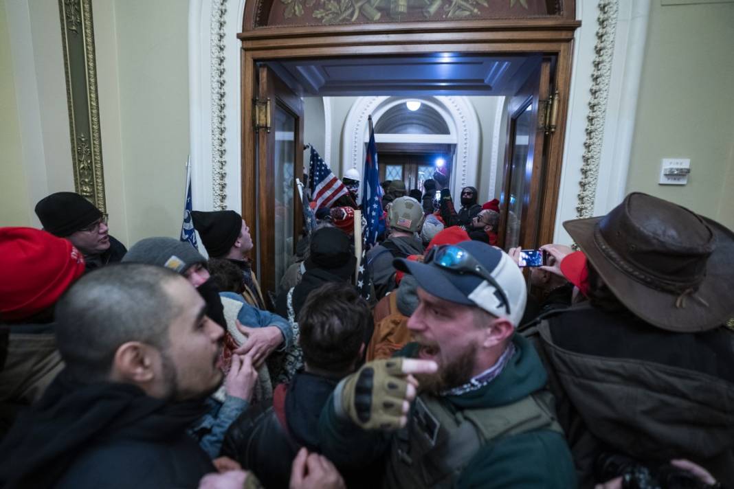 Trump ateşi! Kongre'yi bastılar, polisle çatıştılar 16