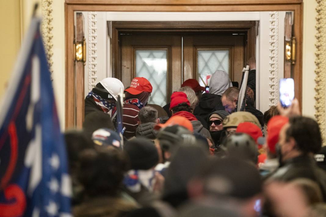 Trump ateşi! Kongre'yi bastılar, polisle çatıştılar 18