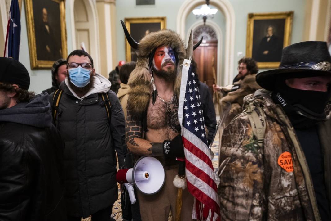Trump ateşi! Kongre'yi bastılar, polisle çatıştılar 25