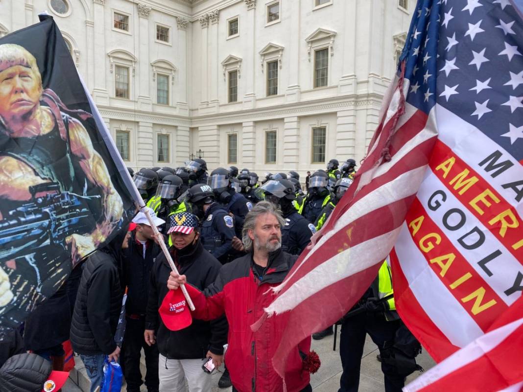 Trump ateşi! Kongre'yi bastılar, polisle çatıştılar 27