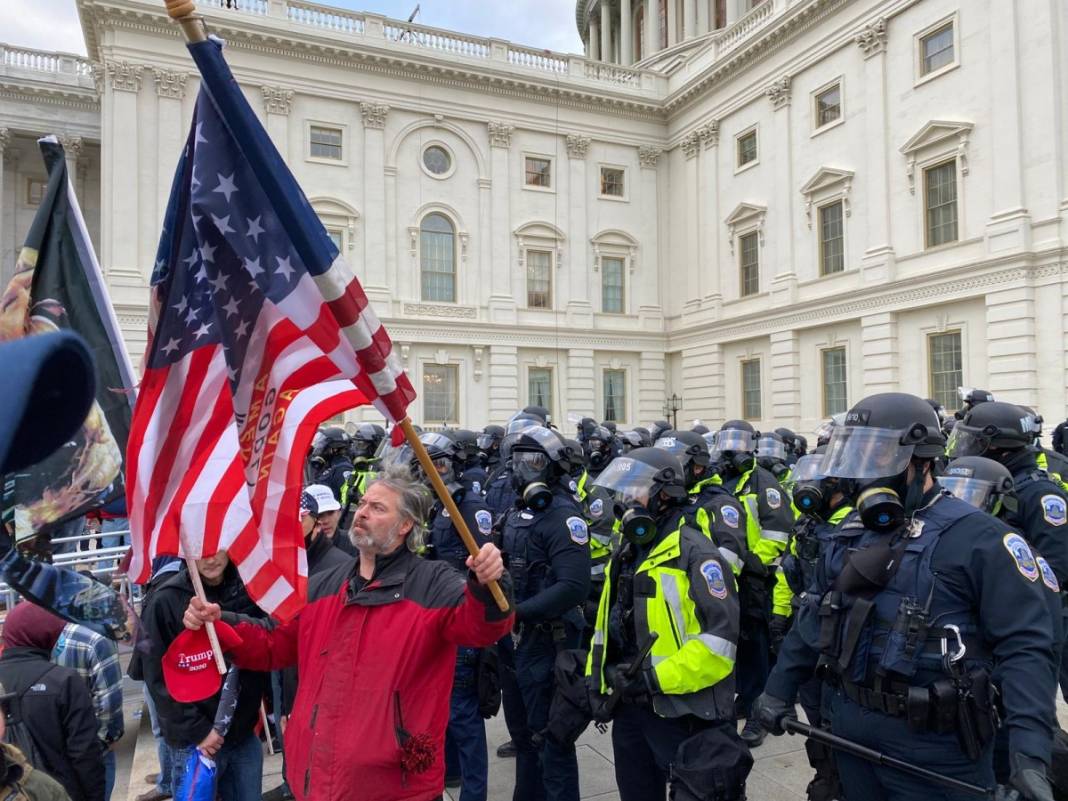 Trump ateşi! Kongre'yi bastılar, polisle çatıştılar 28