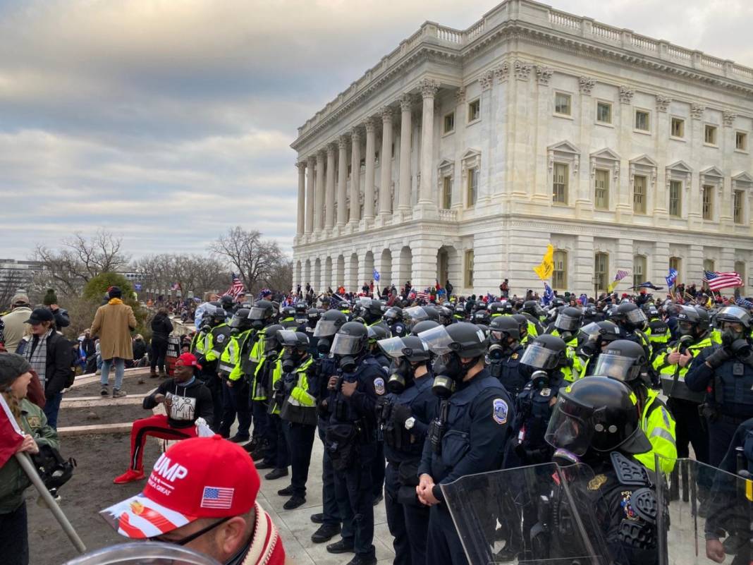 Trump ateşi! Kongre'yi bastılar, polisle çatıştılar 33