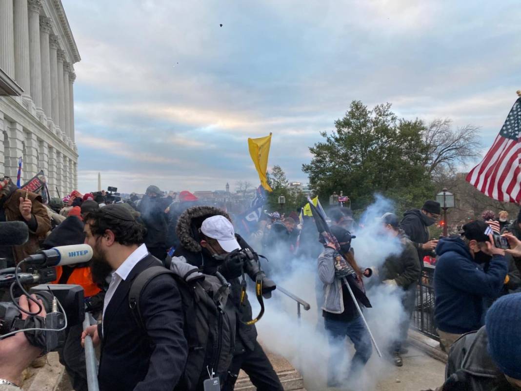 Trump ateşi! Kongre'yi bastılar, polisle çatıştılar 36