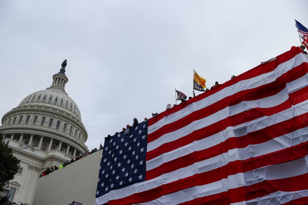 Trump ateşi! Kongre'yi bastılar, polisle çatıştılar 59
