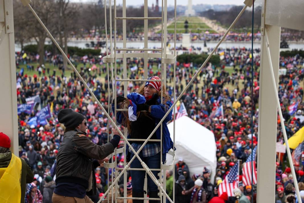 Trump ateşi! Kongre'yi bastılar, polisle çatıştılar 65