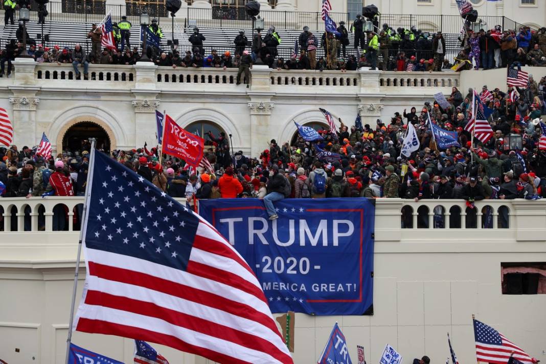 Trump ateşi! Kongre'yi bastılar, polisle çatıştılar 67