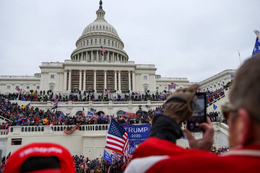 Trump ateşi! Kongre'yi bastılar, polisle çatıştılar 70