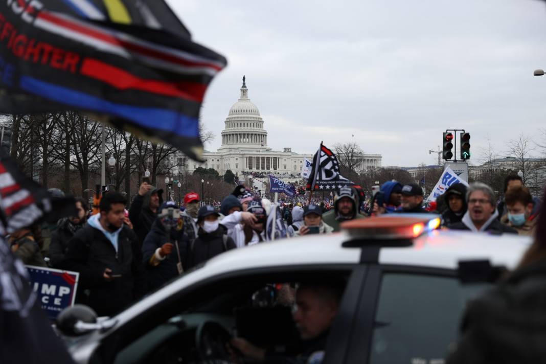 Trump ateşi! Kongre'yi bastılar, polisle çatıştılar 76