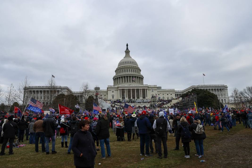 Trump ateşi! Kongre'yi bastılar, polisle çatıştılar 79